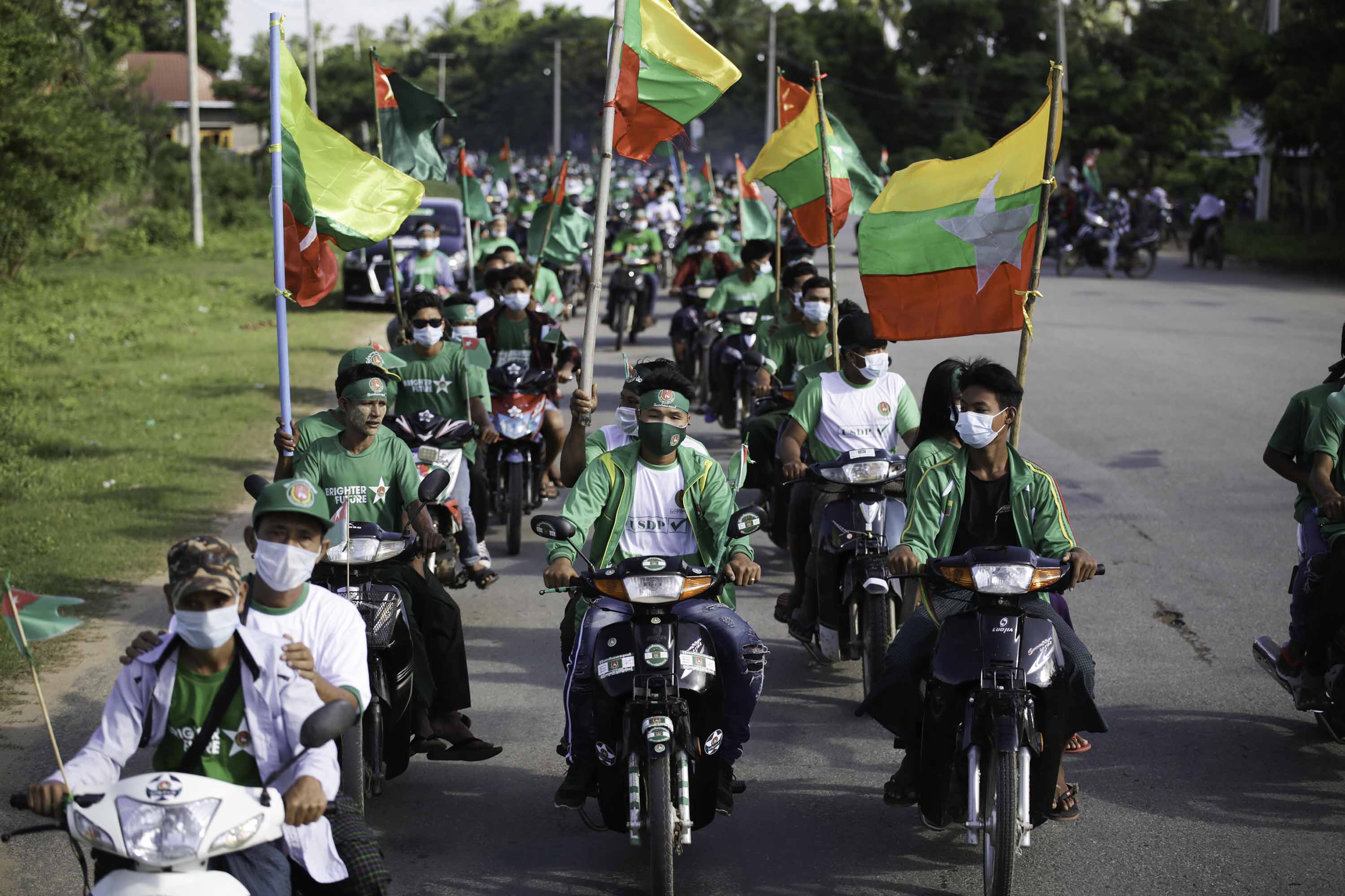 ကြံ့ခိုင်ရေးပါတီ ဝန်းရံအားပေးသူများ နေပြည်တော်တွင် လှည့်လည် (ဓာတ်ပုံ)