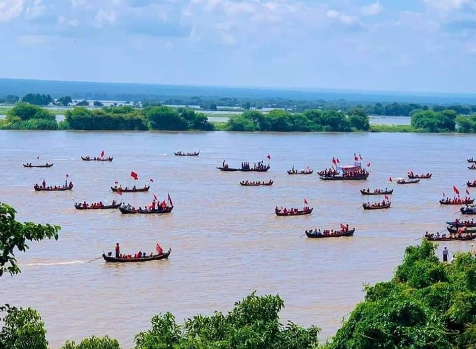 ပခုက္ကူတွင် အန်အယ်လ်ဒီ ဝန်းရံသူများ လှေအစီး ၁၀၀ ခန့်ဖြင့် လှည့်လည်အင်အားပြ 
