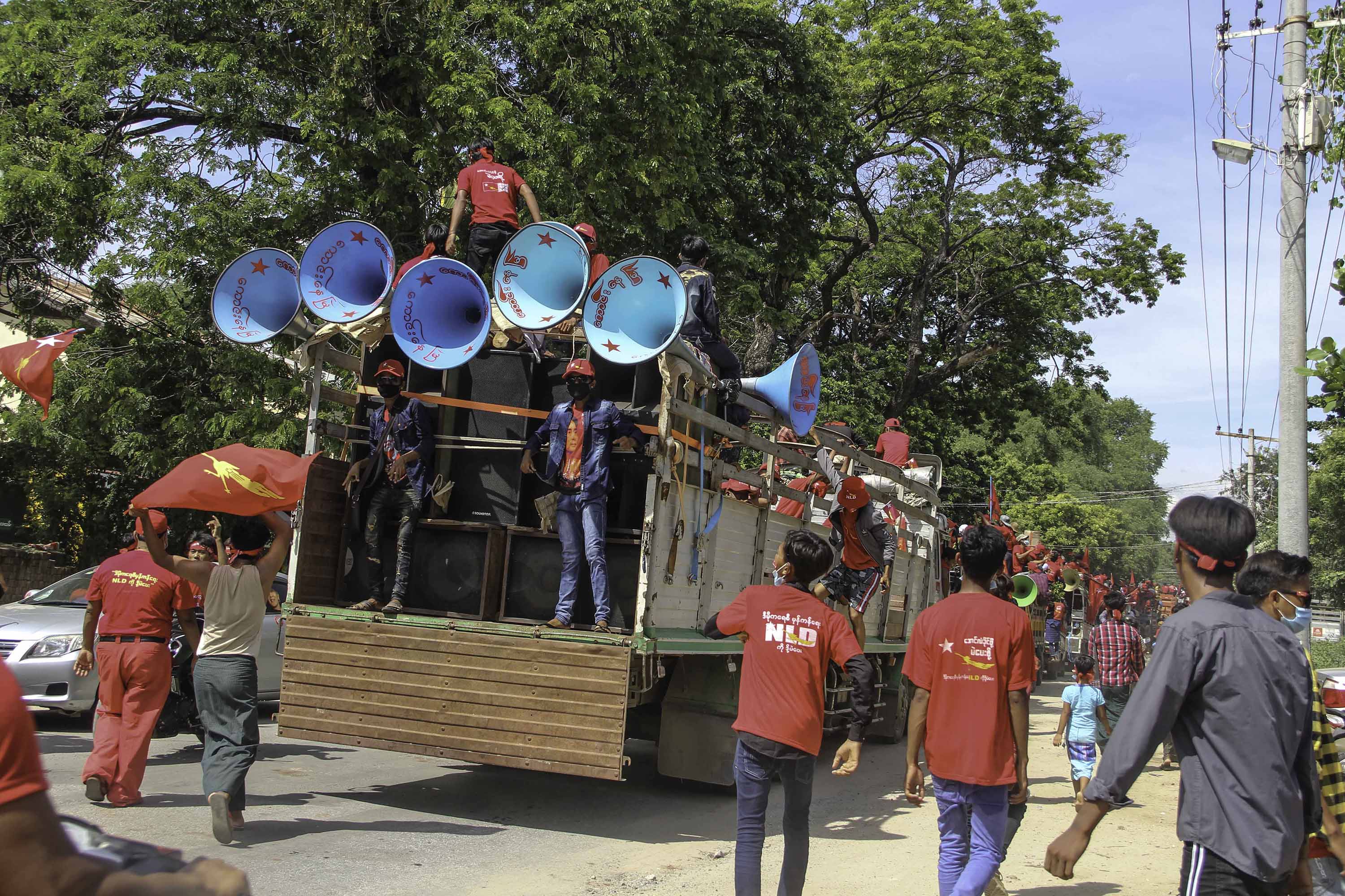 နွားထိုးကြီးမြို့နယ်၌ အန်အယ်လ်ဒီပါတီ ဝန်းရံထောက်ခံသူများ အင်အားပြ (ဓာတ်ပုံ) 