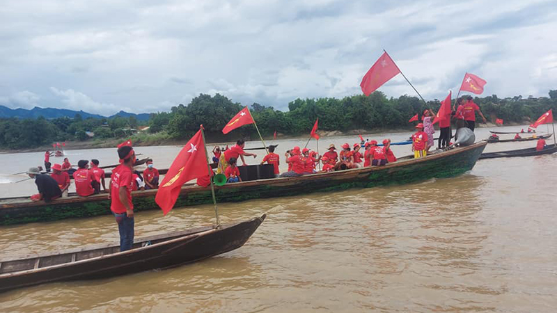 ခန္တီးမြို့တွင် NLD ဝန်းရံသူများ စက်လှေအစီး ၅၀ ဖြင့် ချင်းတွင်းမြစ်အတွင်း အင်အားပြ