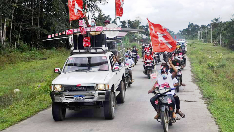 ပူတာအိုမြို့တွင် ဒူ;လေးပါတီ ၀န်းရံသူများ အင်အားပြလှည့်လည် 