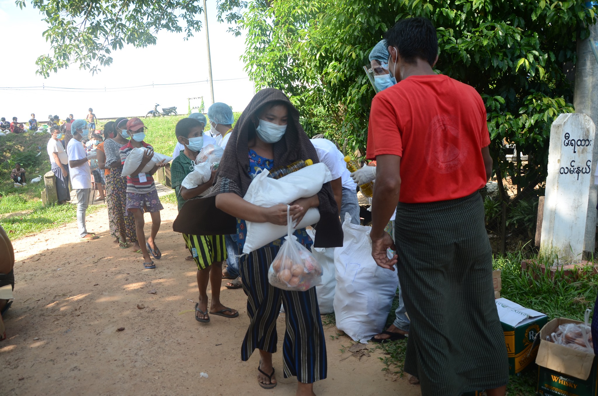 We Love Bago အဖွဲ့က အခြေခံလူတန်းစား အိမ်ထောင်စု ၅၀၀၀ ကို စားကုန်များ လှူဒါန်း