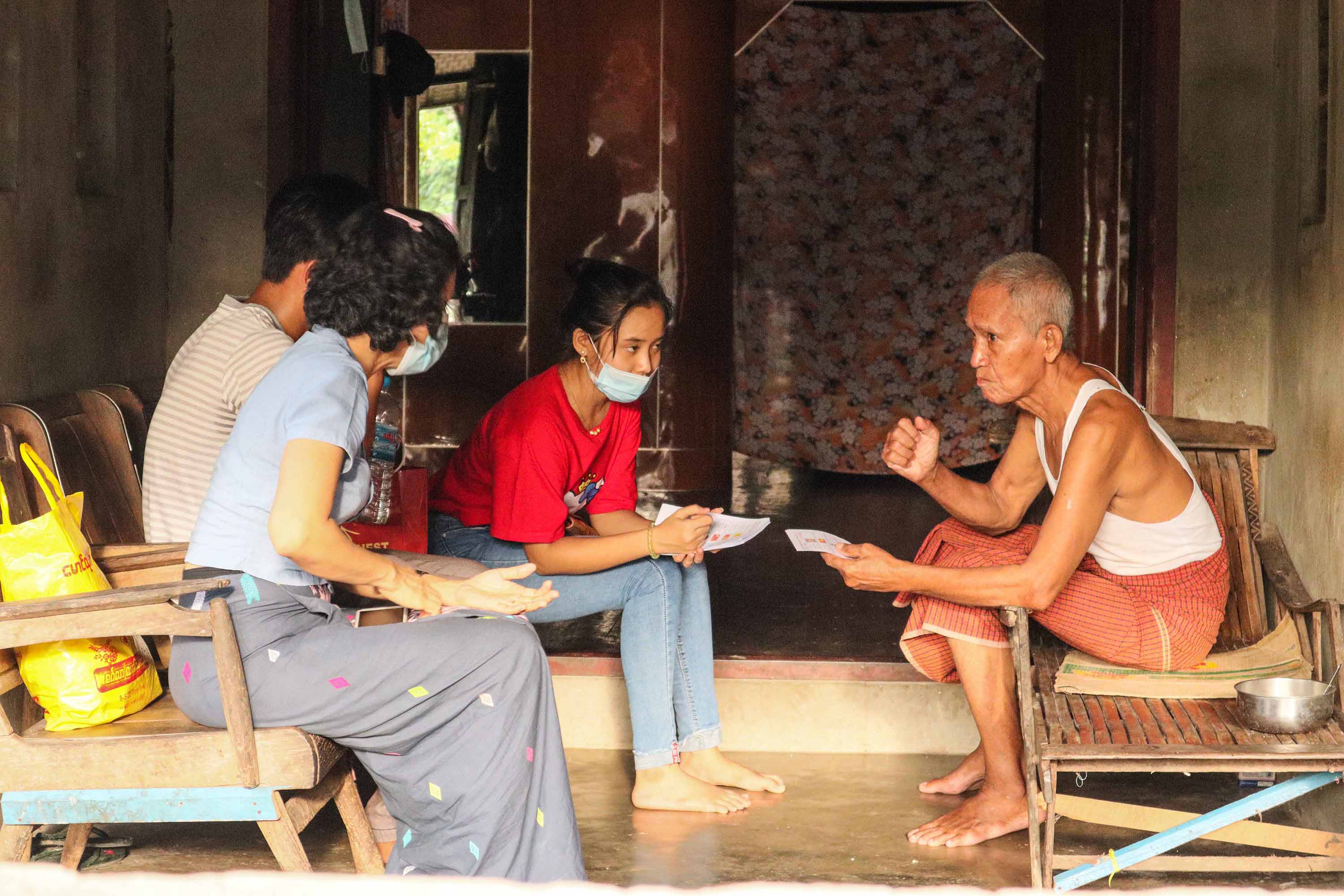 ရေးမြို့နယ်၌ မဲဆန္ဒရှင်လူထု စနစ်တကျ မဲပေးနိုင်ရေး တက္ကသိုလ်ကျောင်းသားများ ပညာပေး (ဓာတ်ပုံ) 