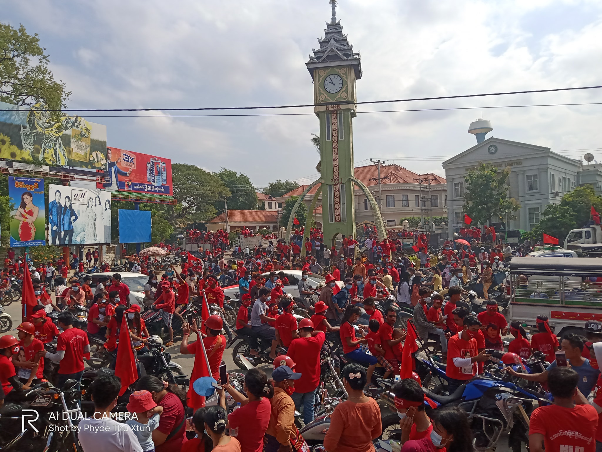 ဒေါ်အောင်ဆန်းစုကြည်စီးနင်းခဲ့သည့် သမိုင်းဝင်လှည်းယာဉ်ဖြင့် မြင်းခြံမြို့၌ NLD ဝန်းရံသူများ လှည့်လည်
