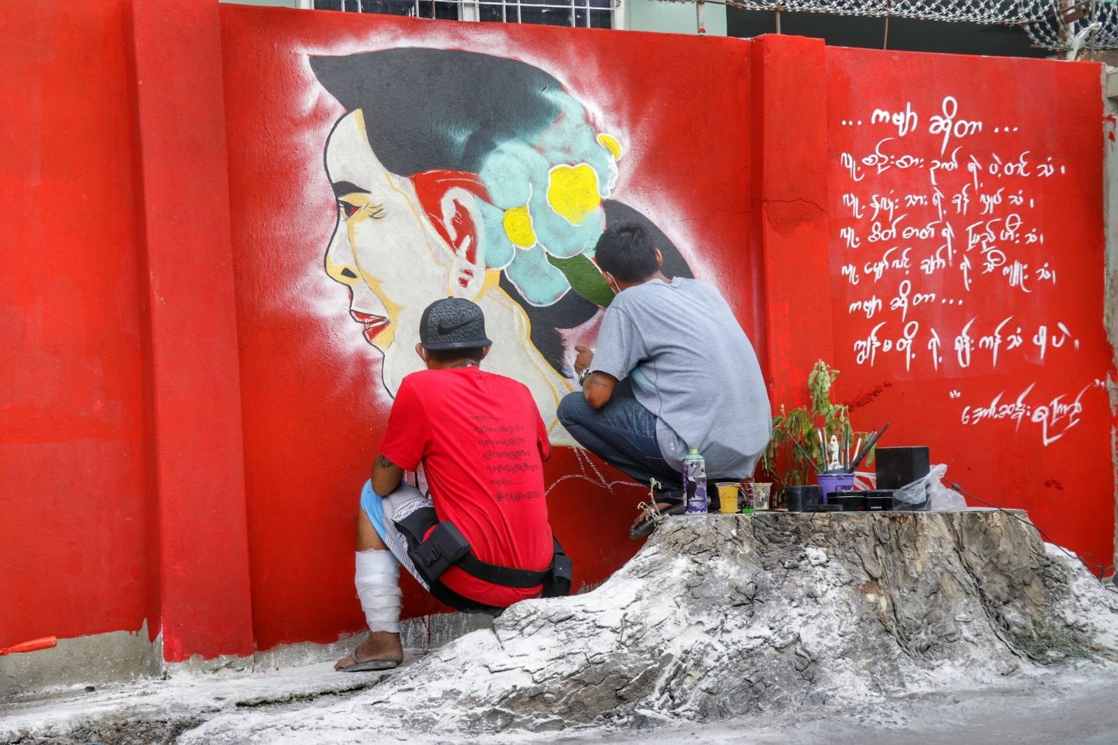 မန္တလေးမြို့ခံ ၁ ဦး နေအိမ်နံရံပေါ် ဒေါ်အောင်ဆန်းစုကြည်၏ပုံတူ ဂရပ်ဖစ်တီ ရေးဆွဲ (ဓာတ်ပုံ) 