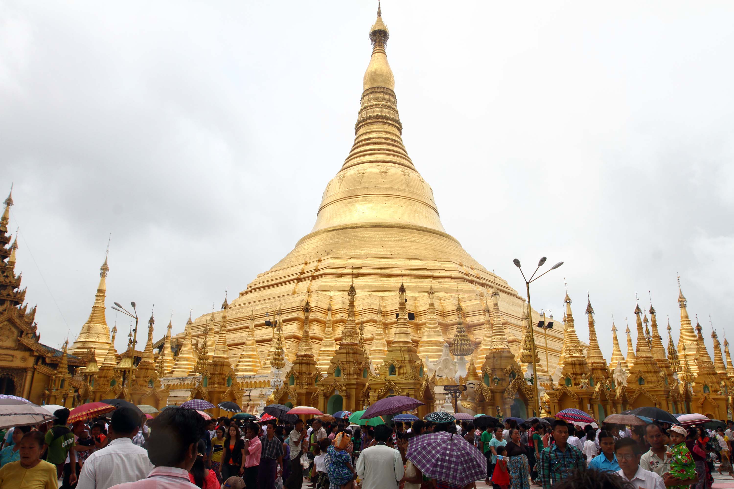 ၀ါဆုိလျပည့္ေန့ ေ႐ြွႊတိဂုံဘုရား ျမင္ကြင္းမ်ား (ဓာတ္ပုံ)
