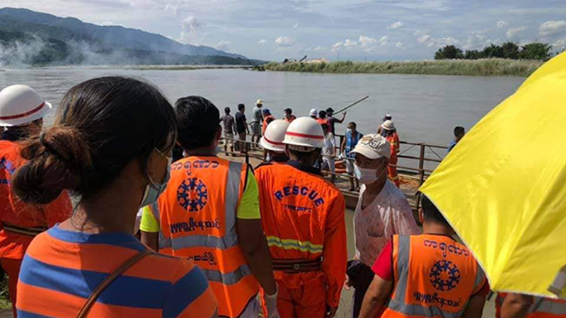 မန့်ဟီးရိုးလှေဆိပ်တွင် SNLD မဲဆွယ်စည်းရုံးရေးကား မြစ်ထဲထိုးကျ၊ လူ ၄ ဦး ပျောက်ဆုံးနေ