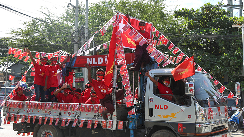မန္တလေးတွင် NLD ပါတီ ထောက်ခံသူများ ကရိန်းကား ၁၀၀ ခန့်ဖြင့် မဲဆွယ်စည်းရုံး (ဓာတ်ပုံ)