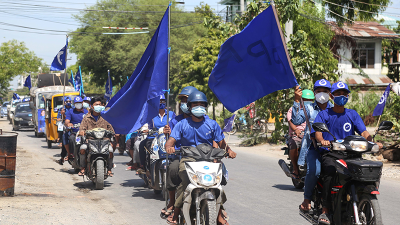 ချမ်းမြသာစည်တွင် ပြည်သူ့ရှေ့ဆောင်ပါတီက ကားအစီးရေ ၂၀ ခန့်ဖြင့် မဲဆွယ်စည်းရုံး (ဓာတ်ပုံ)