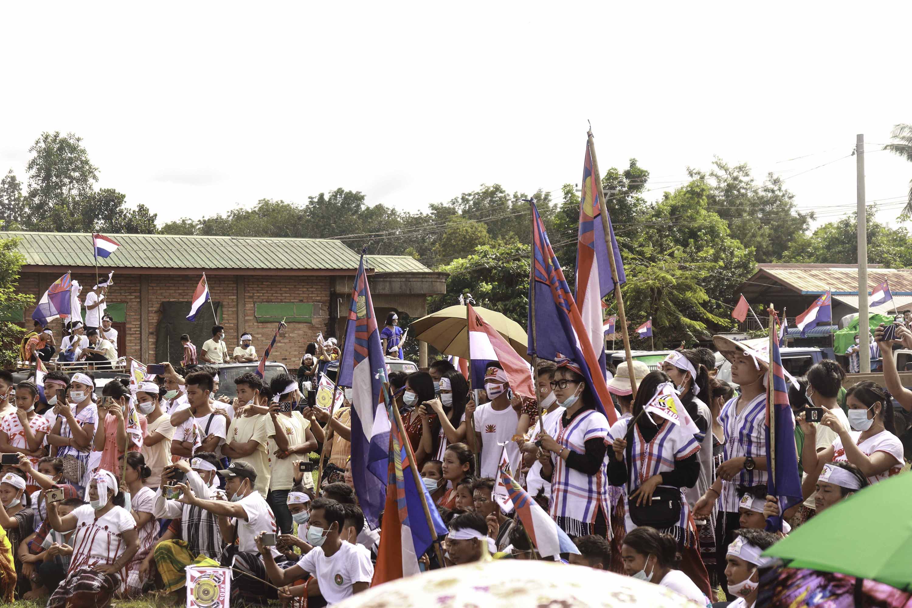 ကရင်အမျိုးသားဒီမိုကရက်တစ်ပါတီ ဝန်းရံသူများ အောင်နိုင်ရေးလှည့်လည် (ဓာတ်ပုံ)