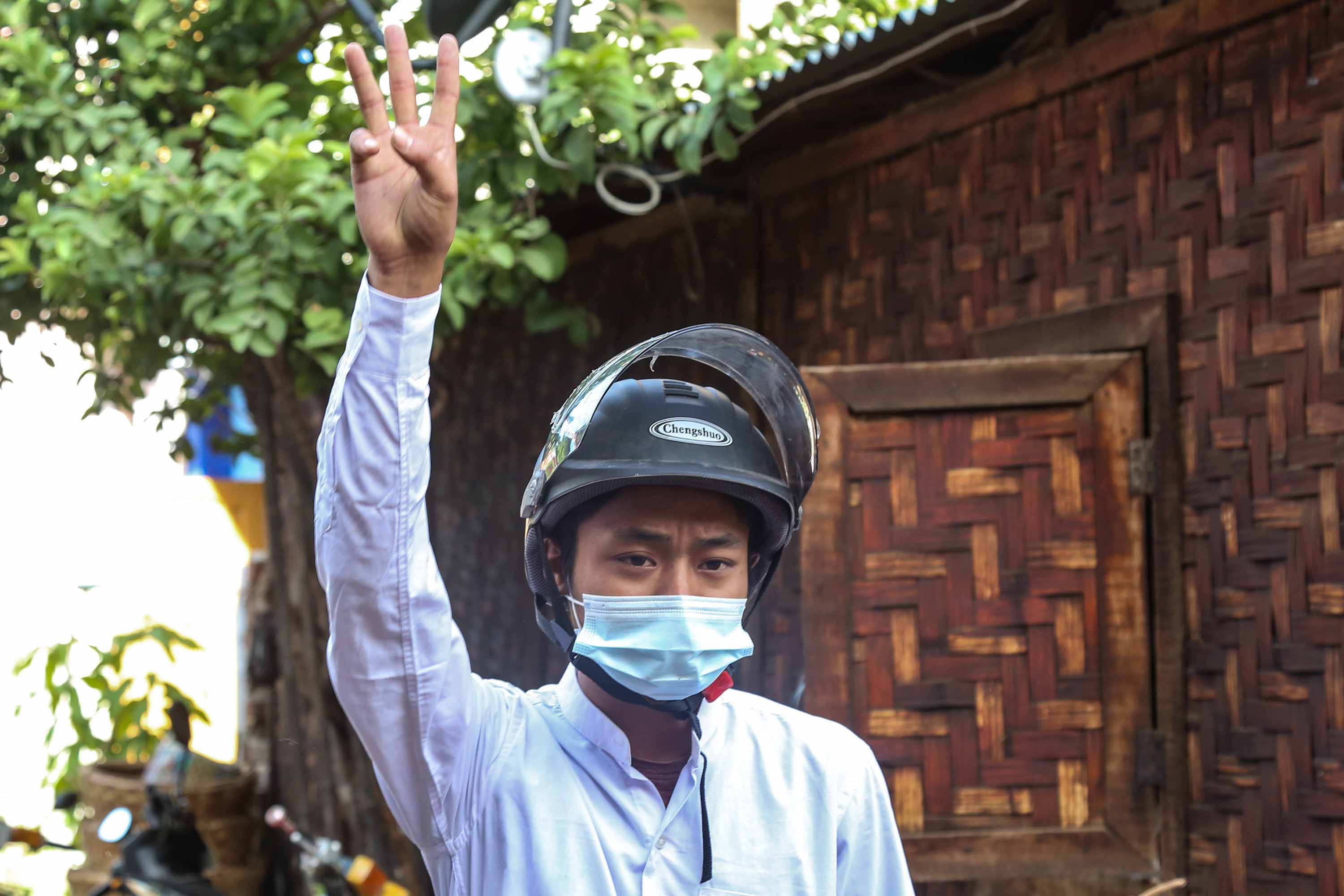 စစ်ဆန့်ကျင်ရေးလှုပ်ရှားမှု ဗကသကျောင်းသားများ မန္တလေးတွင် ပြုလုပ် (ဓာတ်ပုံ)