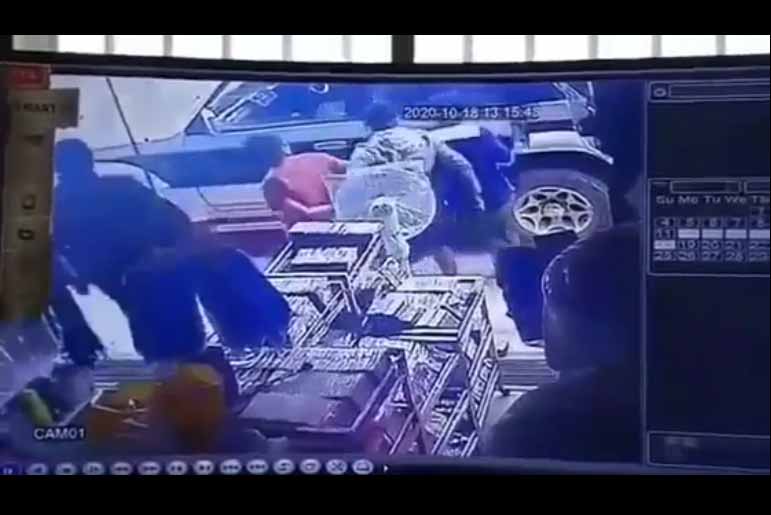 နမ့်ခမ်းတွင် ဆိုင်ရှင်အမျိုးသမီး ၁ ဦးကို လူတစုက လာရောက် ဖမ်းဆီးခေါ်ဆောင်သွား