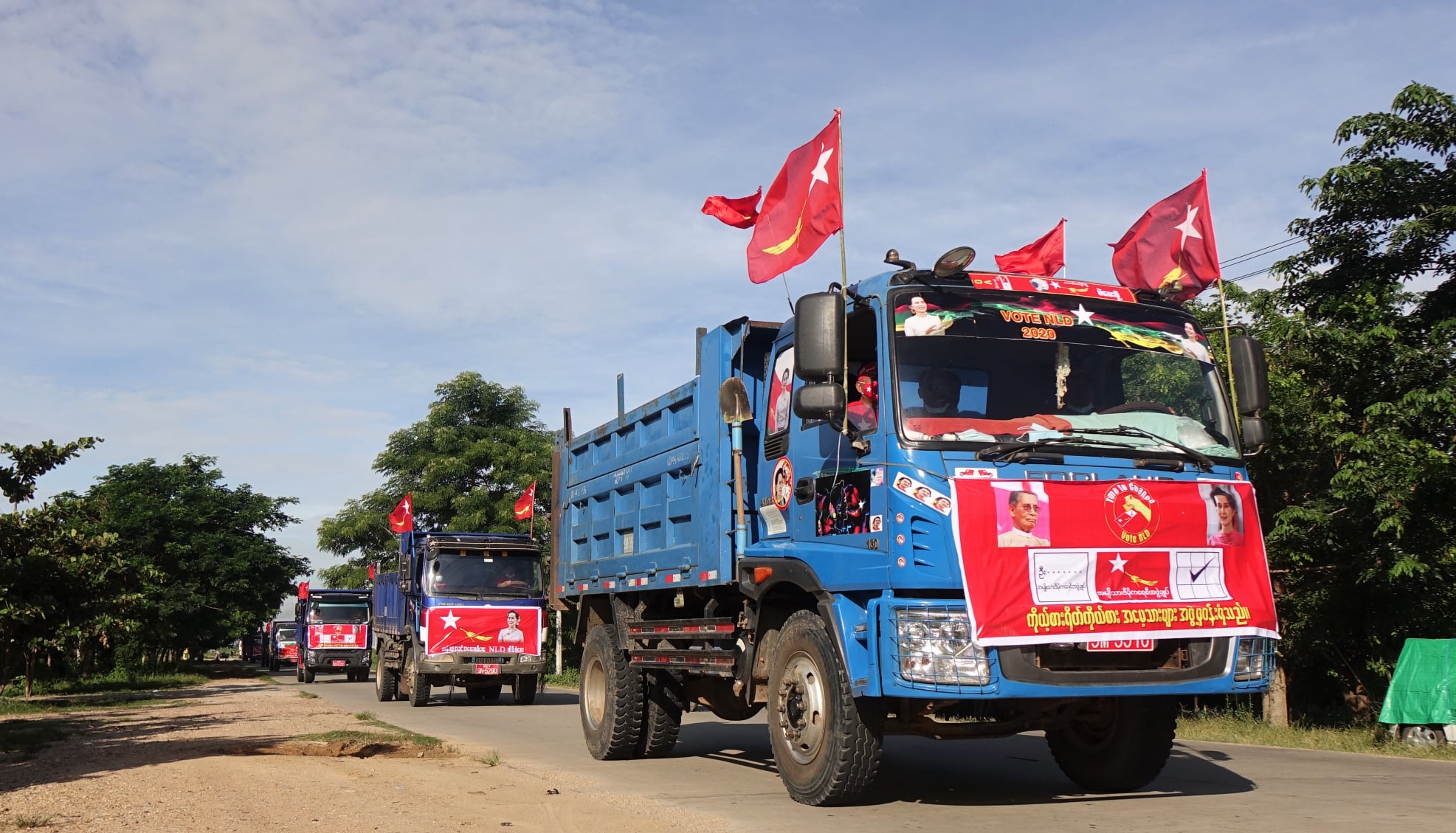 အန်အယ်လ်ဒီဝန်းရံသူများ မြေသယ်ယာဉ်များဖြင့် နေပြည်တော်တွင် အင်အားပြ