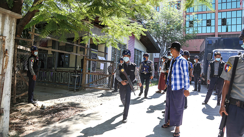 ဗကသကျောင်းသား ၂ ဦးကို အလုပ်နှင့် ထောင်ဒဏ် ၁ နှစ်စီ ထပ်ချ (ဓာတ်ပုံ) 