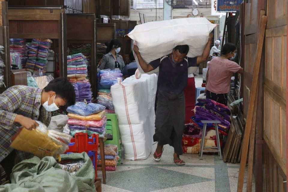 မန္တလေး စျေးချိုရှိ ဆိုင်ခန်းပိုင်ရှင်များအား ကုန်ပစ္စည်းထုတ်ယူခွင့်ပြု  (ဓာတ်ပုံ)