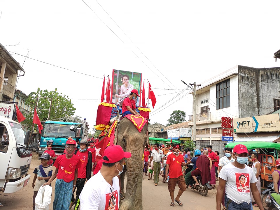 မင်းလှတွင် အန်အယ်လ်ဒီ ထောက်ခံဝန်းရံသူများ ဆင်၊ မြင်းများဖြင့် လှည့်လည်အင်အားပြ