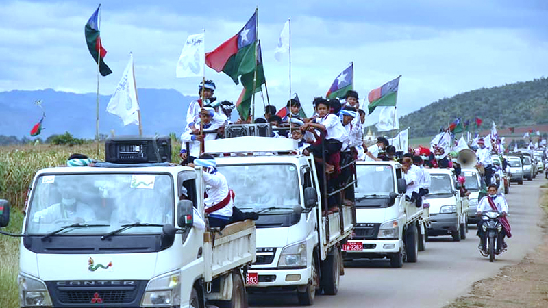 ဟိုပုံးတွင် PNO ပါတီ ဝန်းရံသူလူငယ် ၁ ဦး ယာဉ်ပေါ်မှ ပြုတ်ကျသေဆုံး