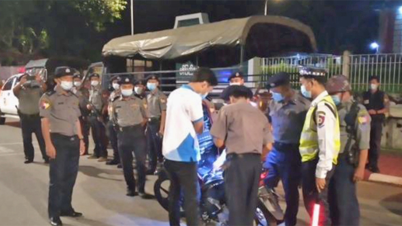 မော်လမြိုင်တွင် ညမထွက်ရအမိန့် ဖောက်ဖျက်သူ ၅၁ ဦးကို ထောင်ဒဏ် ၁ လစီ အမိန့်ချ
