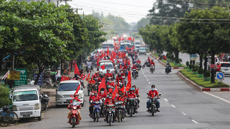 လှည်းကူးမြို့နယ်တွင် NLD ပါတီ ဝန်းရံထောက်ခံသူများ အင်အားပြမဲဆွယ် (ဓာတ်ပုံ)