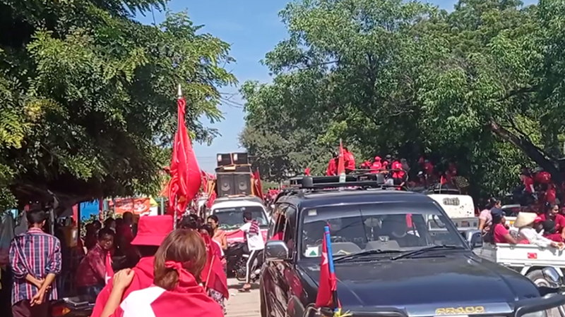 ကျောက်ဆည်ခရိုင်တွင် NLD ထောက်ခံဝန်းရံသူများ အင်အားပြလှည့်လည် (ဓာတ်ပုံ)