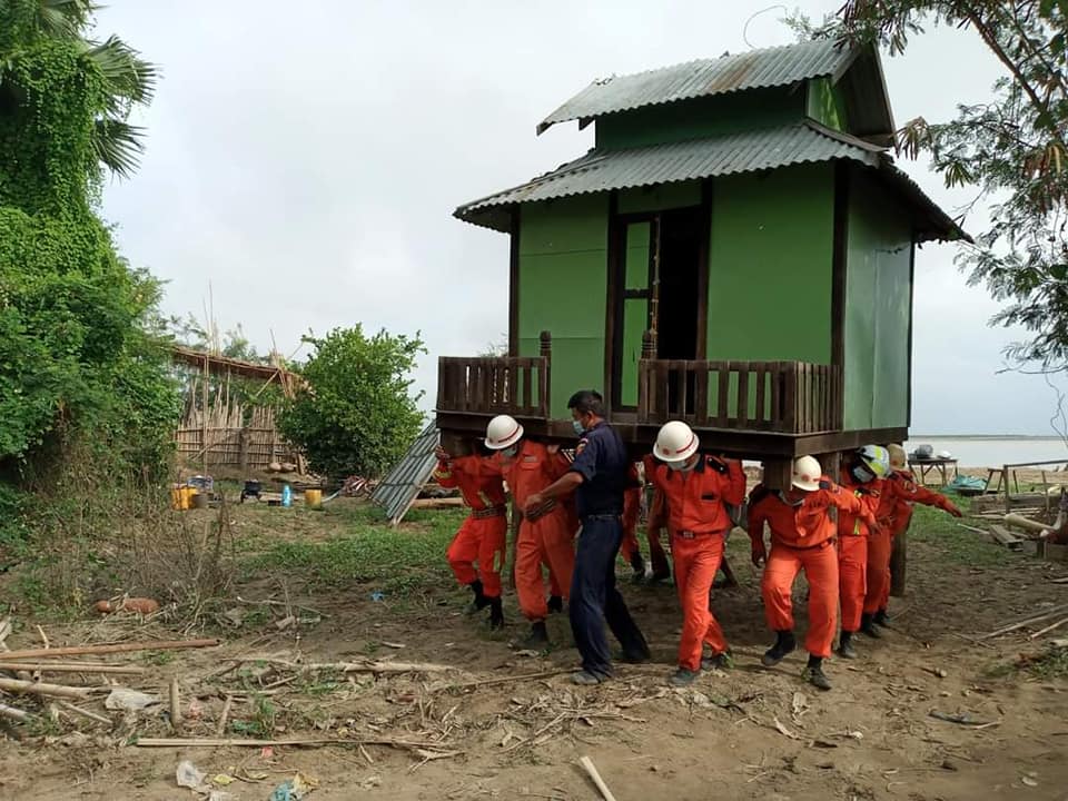 ရေစကြိုမြို့နယ်တွင် မြစ်ကမ်းပါးပြိုကျပြီး လူနေအိမ်များ ရွှေ့ပြောင်း