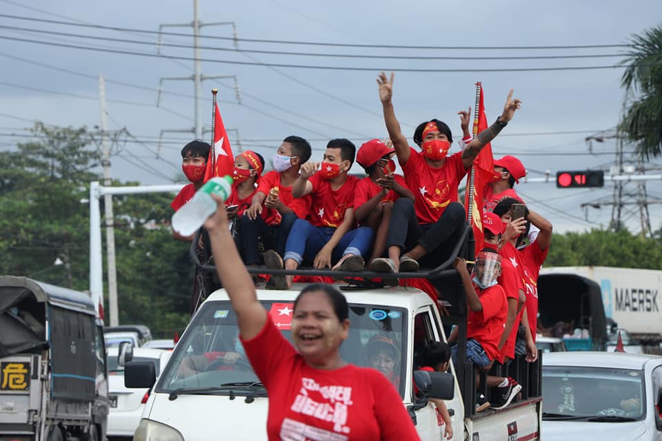 ဒေါပုံမြို့နယ်တွင် အန်အယ်လ်ဒီ ဝန်းရံထောက်ခံသူများ လှည့်လည် (ဓာတ်ပုံ)  
