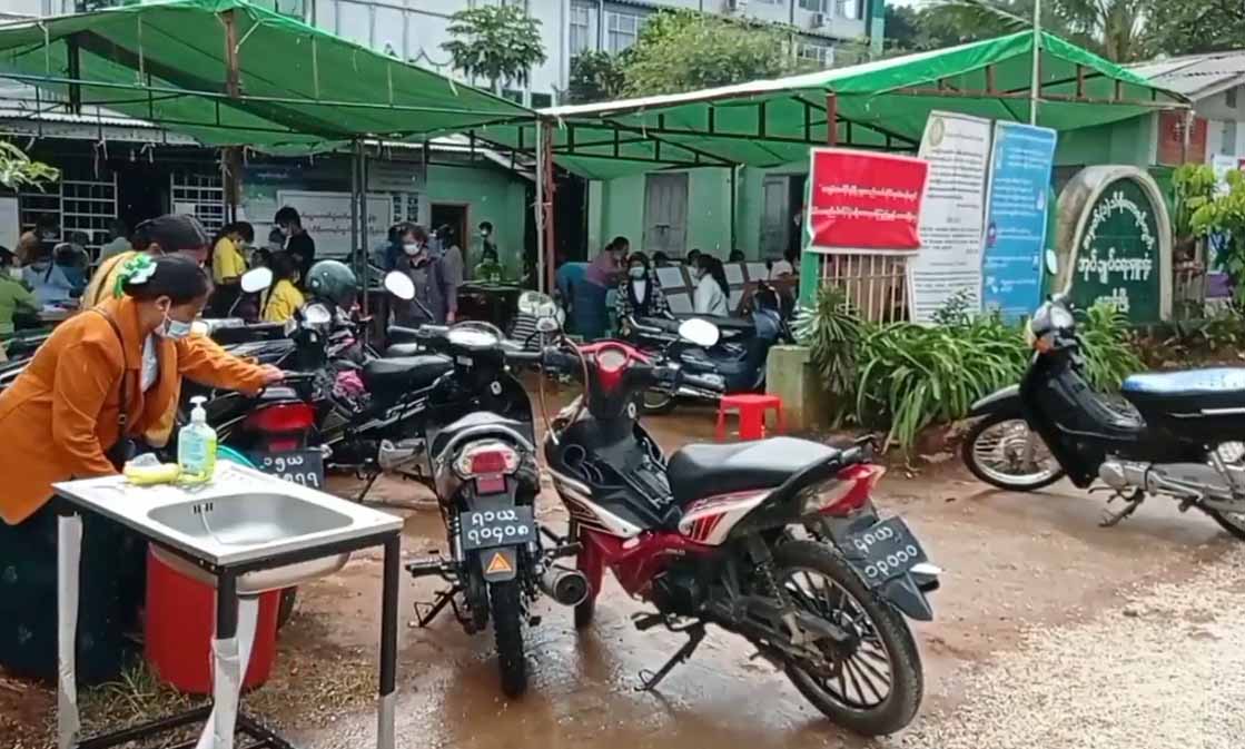 လားရှိုးမြို့နယ်၌ အသက် ၆၀ ကျော်အရွယ်များ ကြိုတင်မဲ စပေးနေ 