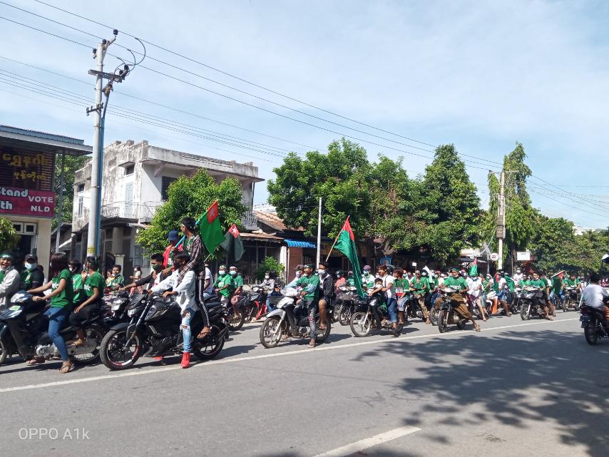 တပ်ကုန်းမြို့တွင် ကြံ့ခိုင်ရေးပါတီ ထောက်ခံဝန်းရံသူများ အင်အားပြ (ဓာတ်ပုံ)
