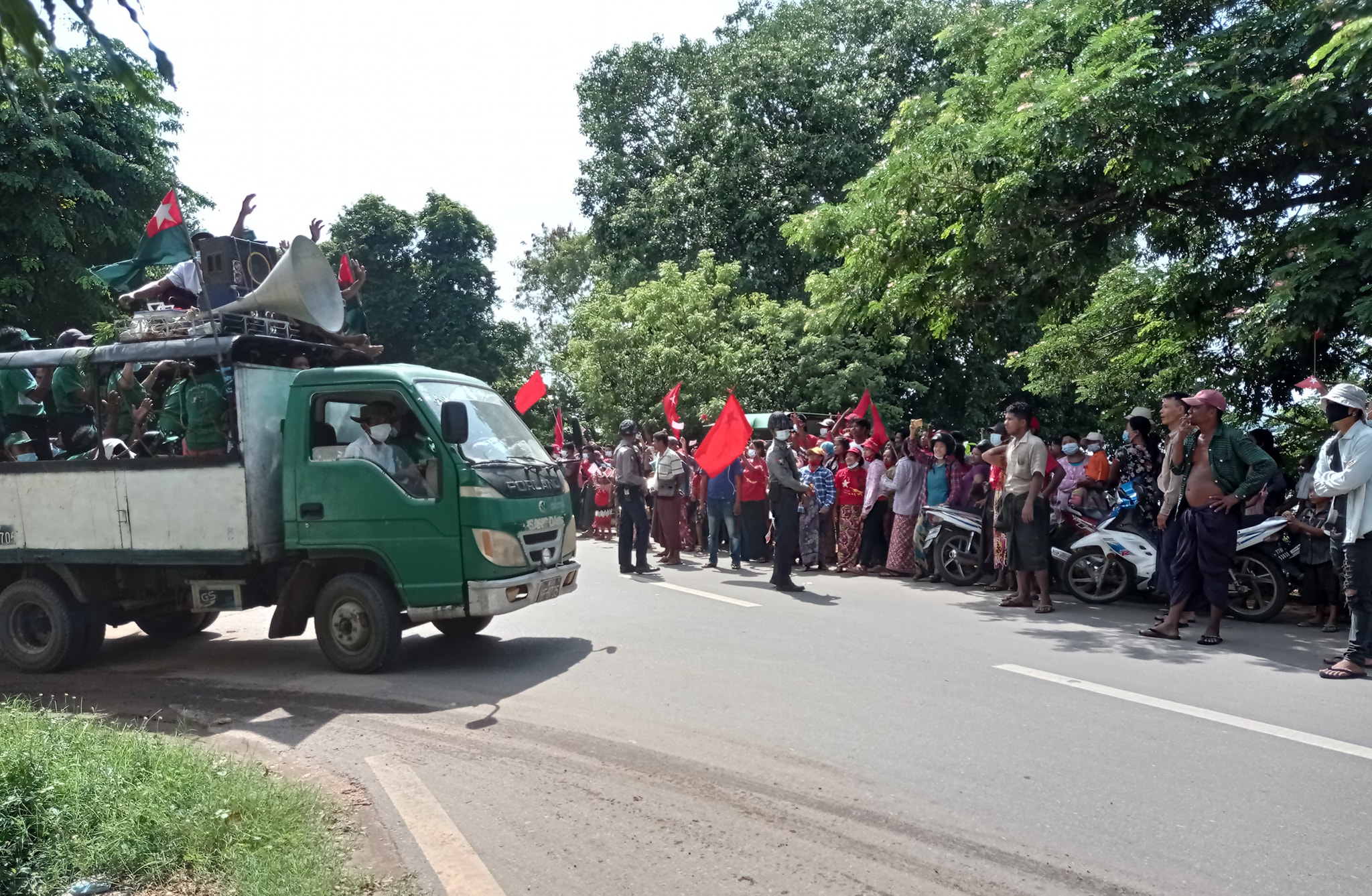 မကွေးမြို့တွင် ပါတီကြီး ၂ ခု ပြဿနာမဖြစ်စေရန် ရဲတပ်ဖွဲ့က လုံခြုံရေးဆောင်ရွက်