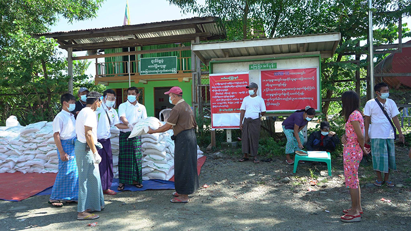 Lockdown ဖြေလျှော့ပေးရန် ဆန္ဒပြခဲ့သည့် တောင်ပြိုကျေးရွာကို ဆန်အိတ် ၄၈၀ လှူဒါန်း 
