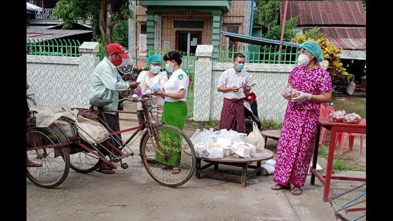 ကျုံပျော် ဆိုက်ကားဆရာ ၂၀၀ ကျော်နှင့် ဒေသခံများကို အခြေခံစားသုံးကုန်များ ထောက်ပံ့