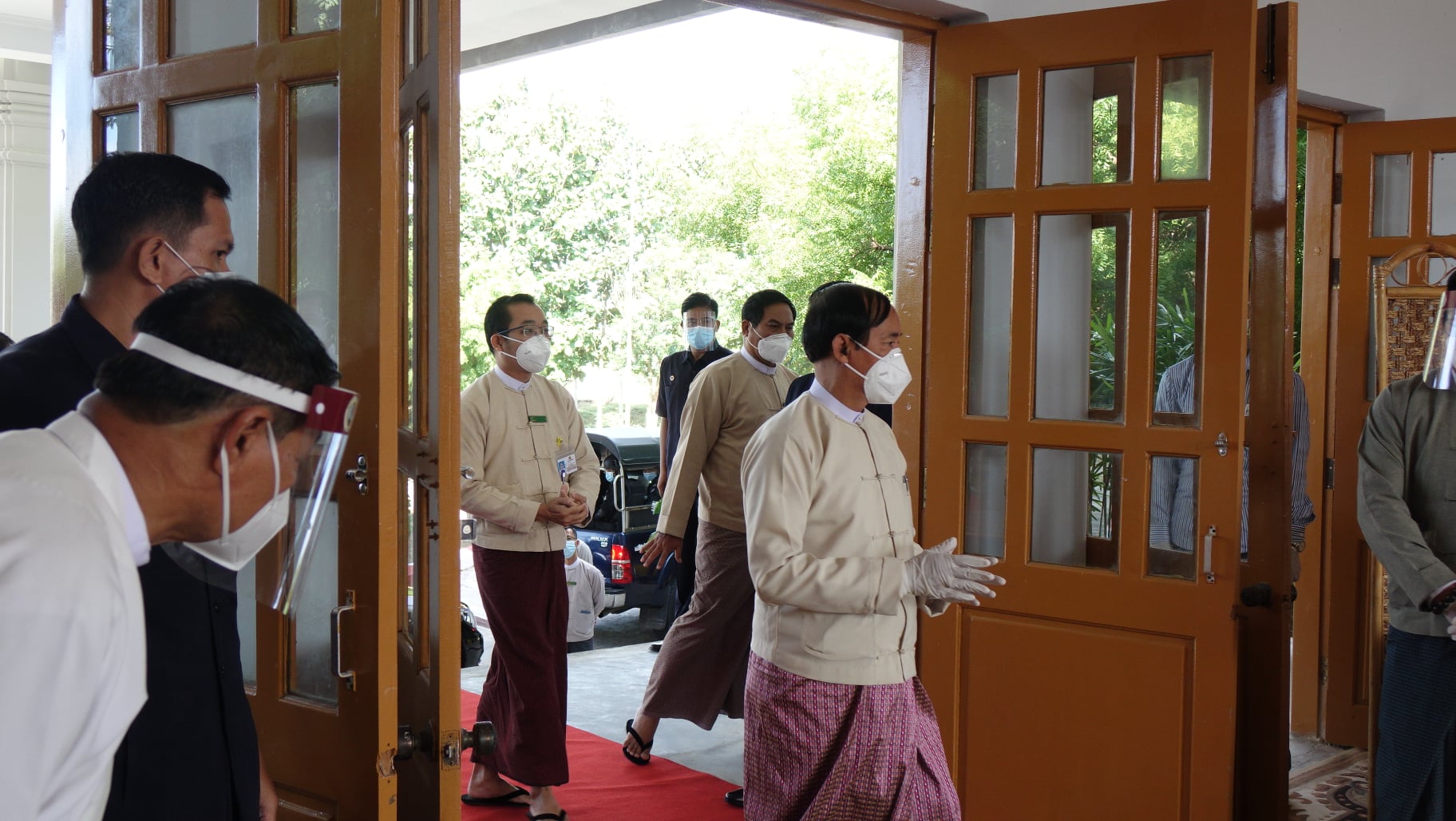 နိုင်ငံတော်သမ္မတနှင့် နိုင်ငံတော်၏အတိုင်ပင်ခံပုဂ္ဂိုလ်တို့ ကြိုတင်မဲပေးနေစဉ် (ဓာတ်ပုံ)