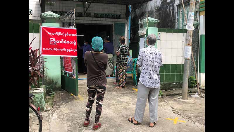 စမ်းချောင်းမြို့နယ် မြေနီကုန်းတွင် အသက် ၆၀ ကျော် မဲဆန္ဒရှင်များ ကြိုတင်မဲပေး (ဓာတ်ပုံ) 