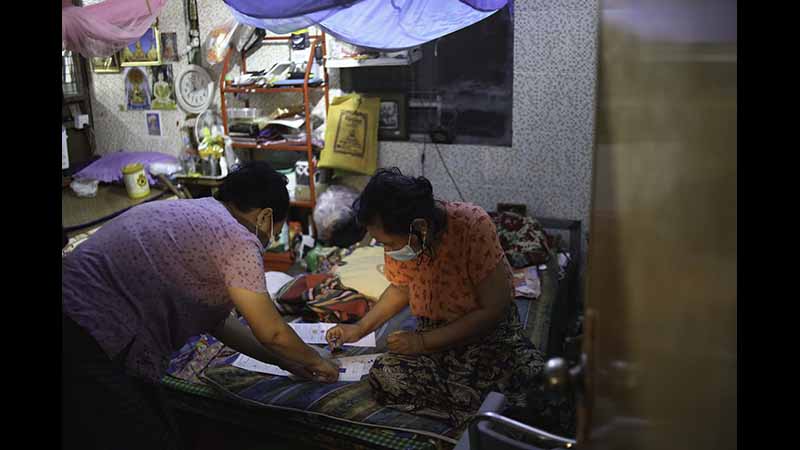 ရန်ကုန်က ဘိုးဘွားများ အိမ်မှာနေရင်း ကြိုတင်မဲပေးသည့်မြင်ကွင်း (ဓာတ်ပုံ) 