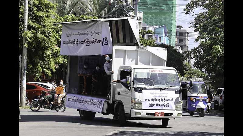 အောင်မြေသာဇံတွင် အသက် ၆၀ ကျော်သူများကို မိုဘိုင်းစနစ်ဖြင့် ကြိုတင်မဲကောက် (ဓာတ်ပုံ)