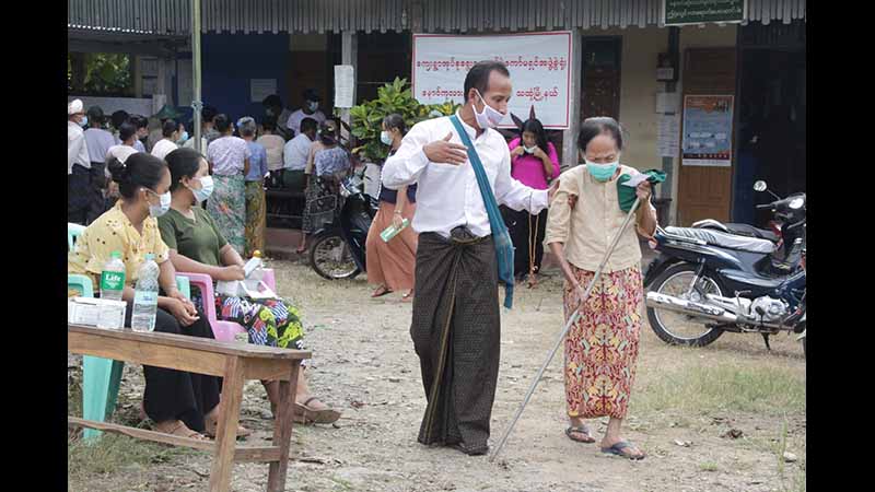 သထုံမြို့နယ်တွင် ကြိုတင်မဲစပေး၊ မဲပေးသူ များပြား (ဓာတ်ပုံ)