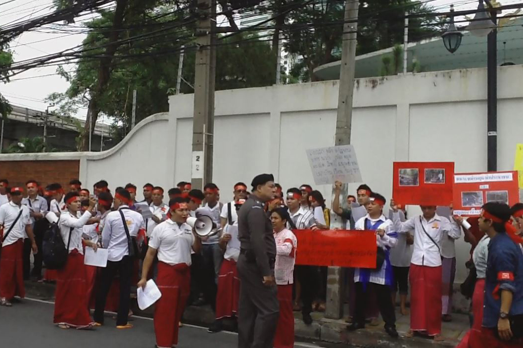 မြန္တုိင္းရင္းသားမ်ား ဘန္ေကာက္ ျမန္မာသံ႐ုံးေ႐ွ့ ဆနၵျပ
