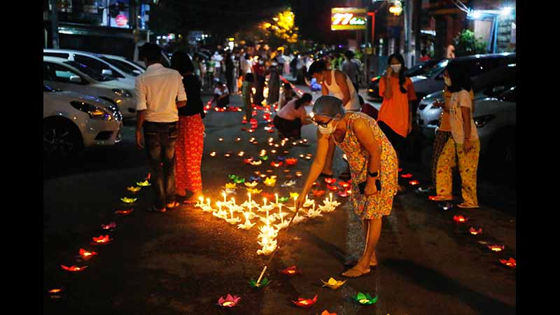 ကိုဗစ်ကာလ အဘိဓမ္မာအခါတော်နေ့ ညချမ်းချိန်ခါ မြင်ကွင်းများ (ဓာတ်ပုံ)