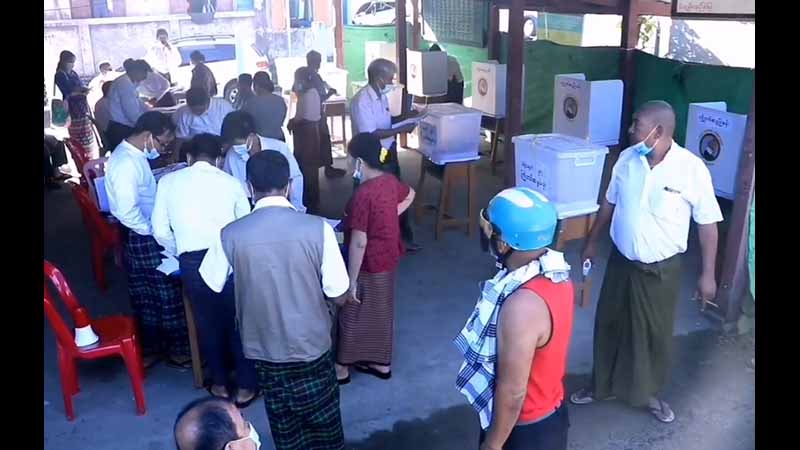 မြစ်ကြီးနား မဲရုံအချို့တွင် ကိုဗစ်စည်းကမ်းအားနည်းသဖြင့် ရောဂါကူးမည်ကို ပြည်သူများစိုးရိမ်