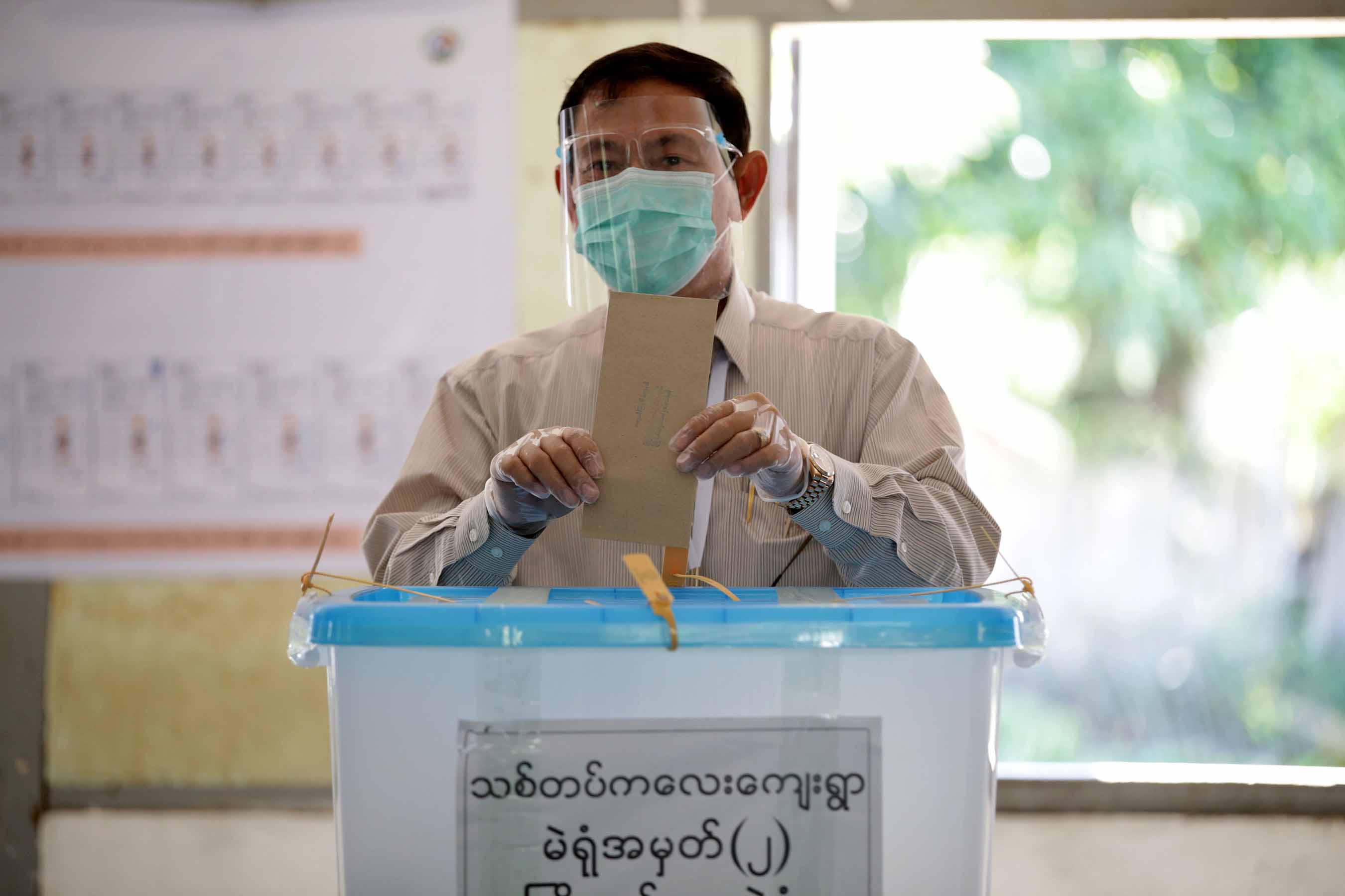 ကြံ့ခိုင်ရေးပါတီခေါင်းဆောင် ဦးသန်းဌေး ကြိုတင်မဲပေး (ဓာတ်ပုံ)