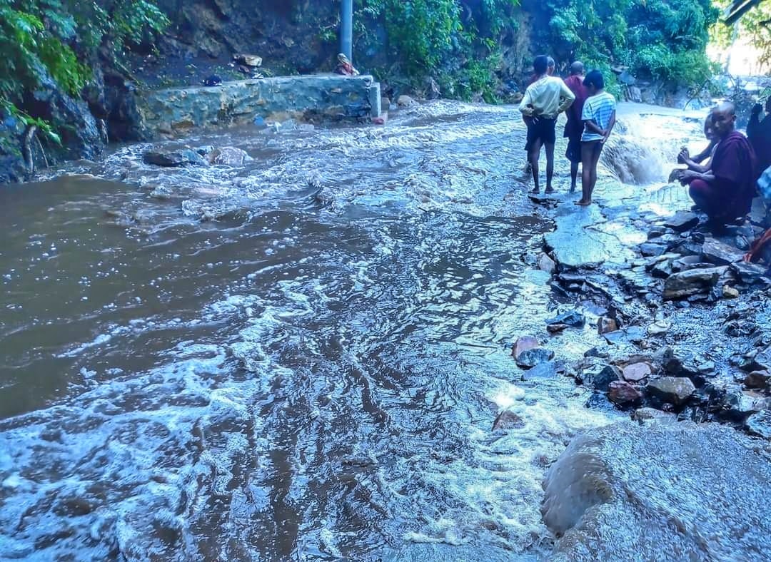 ပုသိမ်ကြီးမြို့နယ်၌ တောင်ကျရေကြောင့် ရေတံခွန်တောင်ကားလမ်းနှင့် ဘုန်းကြီးကျောင်းအချို့ ပျက်စီး