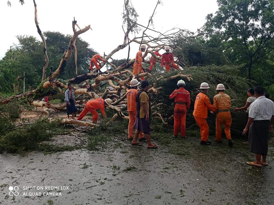 ရေစကြိုမြို့နယ်၌ မိုးသက်လေပြင်းကြောင့် လူနေအိမ်များ အမိုးလန်၊ သစ်ပင်ကြီးများလဲကျ 