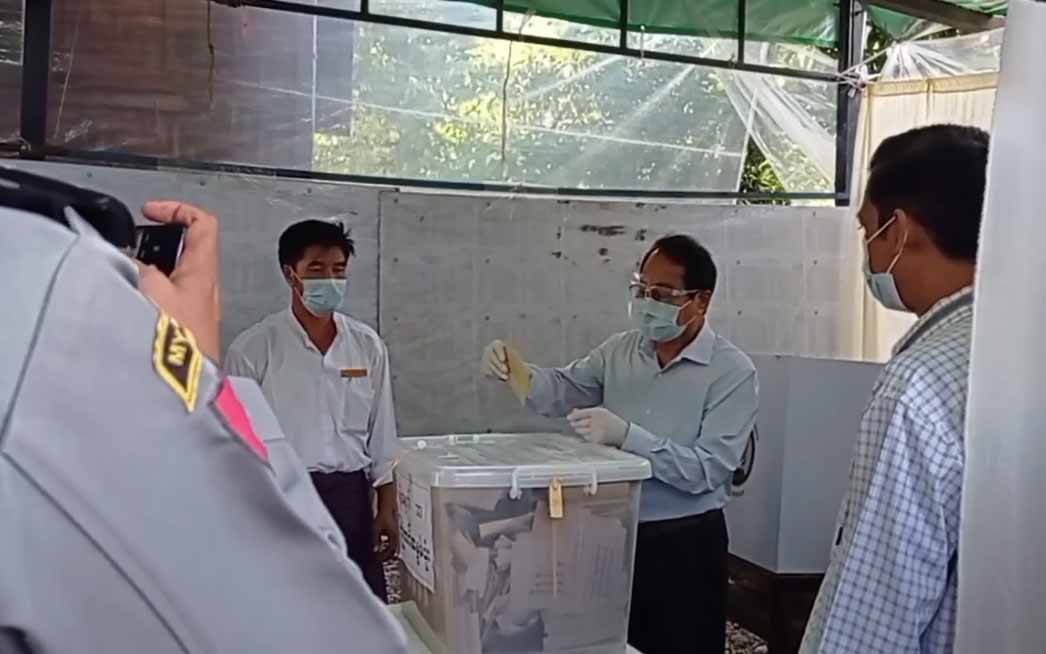 ကချင်ပြည်နယ်ဝန်ကြီးချုပ် မြစ်ကြီးနားတွင် ကြိုတင်ဆန္ဒမဲပေး 