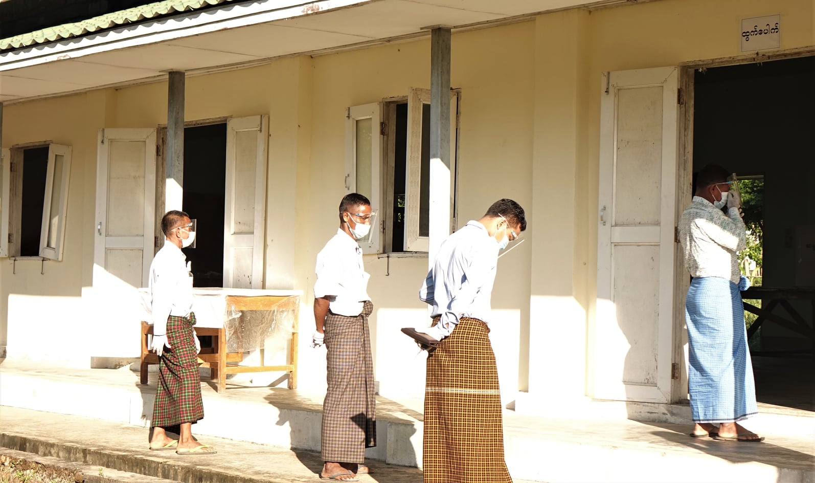 နေပြည်တော်တွင် တပ်မတော်သားများ ကြိုတင်ဆန္ဒမဲပေး