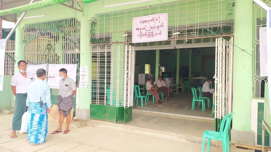 မြောင်းမြမြို့၌ ကြိုတင်မဲပေးရာ ၂၀၁၅ ရွေး​ကောက်​ပွဲ မဲလက်မှတ်​ဟောင်းများ ပါဝင်လာ