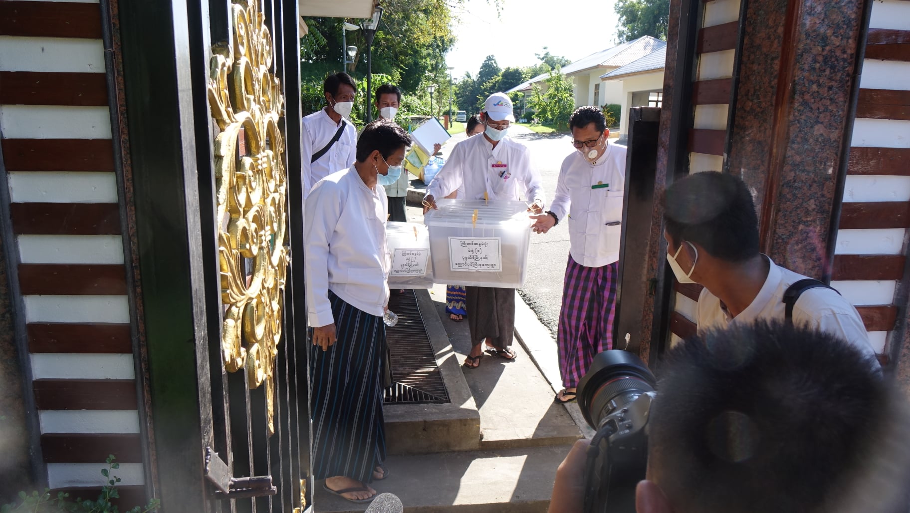 စစ်အစိုးရခေါင်းဆောင်ဟောင်း ဦးသန်းရွှေနှင့် ဇနီးဒေါ်ကြိုင်ကြိုင်တို့ ကြိုတင်မဲပေး 
