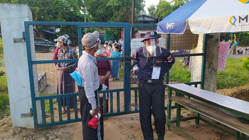 ပဲခူးမြို့ မဲရုံအမှတ် ၄ တွင် ဆန္ဒမဲပေးရန် တန်းစီစောင့်ဆိုင်းနေသည့် မြင်ကွင်း (ဓာတ်ပုံ)