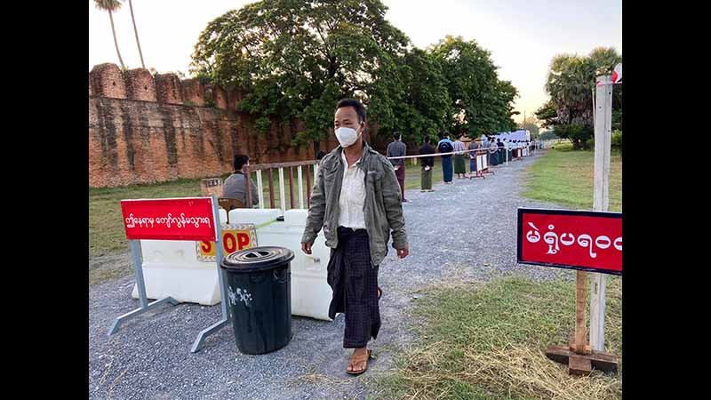 အောင်မြေသာစံတွင် တပ်မတော်သားနှင့်မိသားစုဝင်များ ဆန္ဒမဲပေးနေသည့် မြင်ကွင်း (ဓာတ်ပုံ)