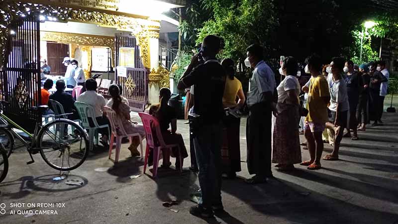 မဲပေးရန် တန်းစီနေကြသည့် တောင်ဥက္ကလာပမြို့နယ်က မဲဆန္ဒရှင်များ (ဓာတ်ပုံ)