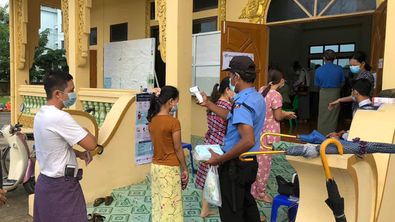 လှိုင်သာယာ အမှတ်-၈ ရပ်ကွက်မဲရုံ မဲပေးမှုမြင်ကွင်း (ဓာတ်ပုံ)